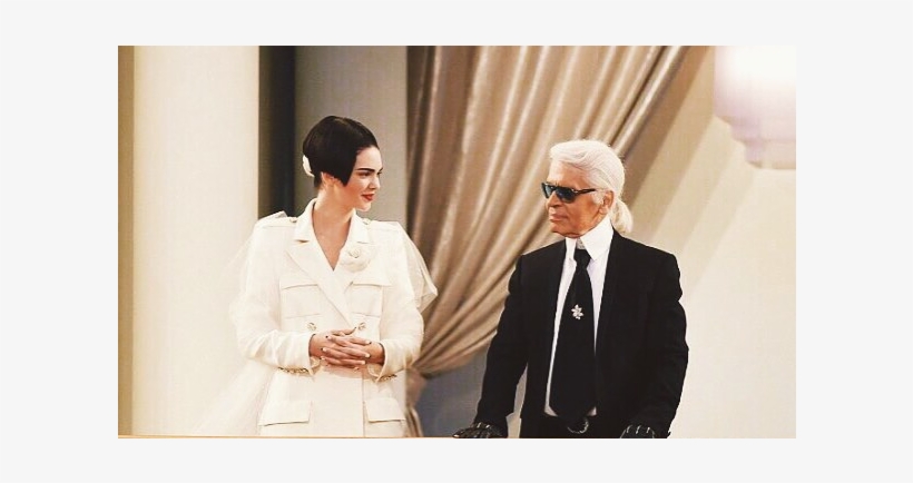 Kendall Jenner Y Karl Lagerfeld Se Saludan Al Final - Kendall Jenner Runway Coco Chanel, transparent png #1667627