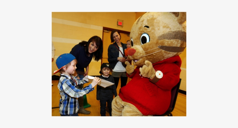 A Young Neighbor Shows His Artwork To Daniel Tiger - Mascot, transparent png #2021115