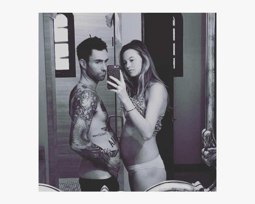 Adam Levine Semble Avoir Pris Du Ventre Pendant La - Adam Levine Behati Prinsloo Baby Bump, transparent png #3235025
