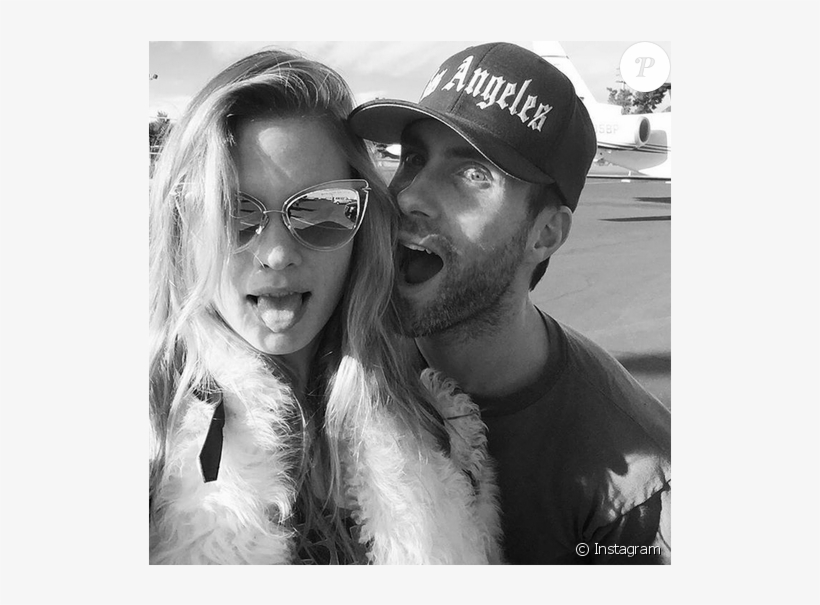 Adam Levine Et Sa Femme Behati Prinsloo Sur Le Tarmac - Adam Levine And Behati Prinsloo Selfie, transparent png #3235136