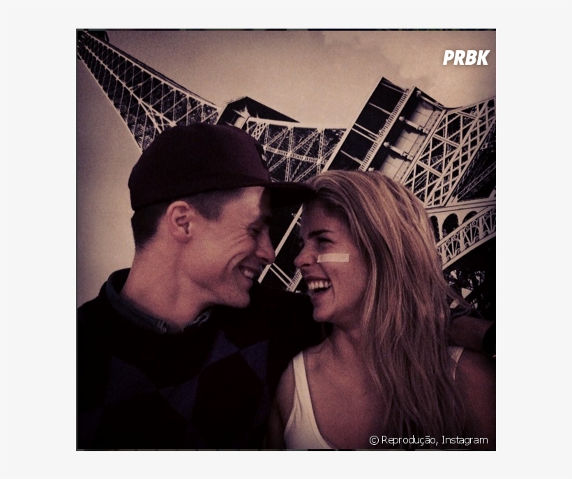 Emily Bett Rickards Publica Foto Ao Lado Do Namorado, - Eiffel Tower, transparent png #3248404