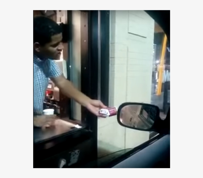 Prometió Regalarle Comida A Un Indigente, Pero Le Tiró - Mcdonalds Atendente Negro, transparent png #3548731