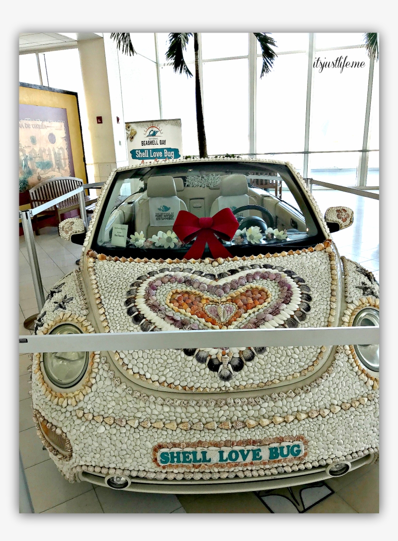 The Shell Love Bug Is On Display And Is Covered In - Fiat Multipla, transparent png #430788