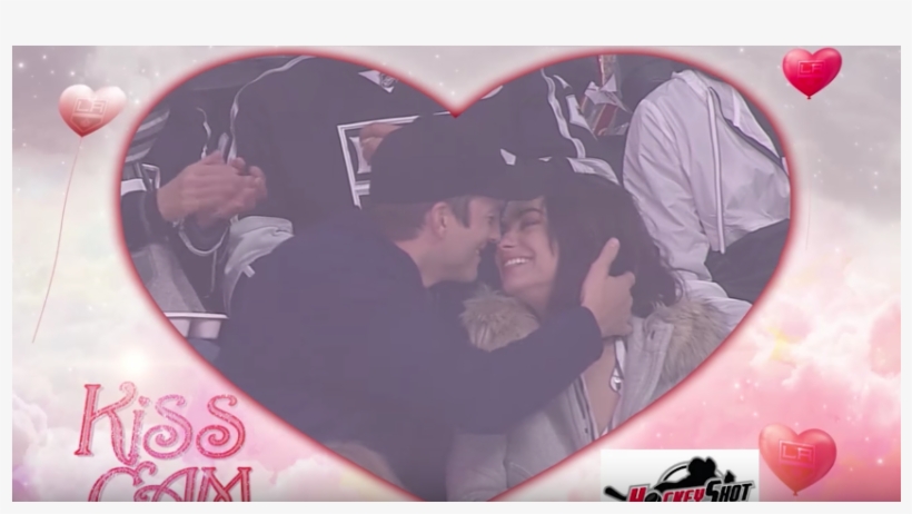 Ashton Kutcher Et Mila Kunis S'embrassent Devant La - Ashton Kutcher, transparent png #4477421