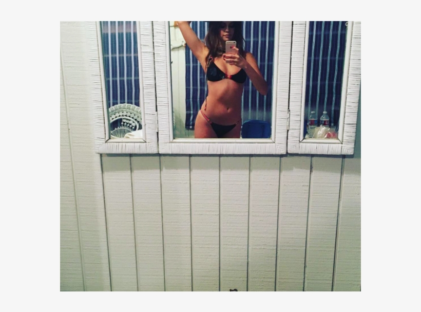 Selena Gomez A Posté Une Photo D'elle En Bikini Sur - Room, transparent png #4790112