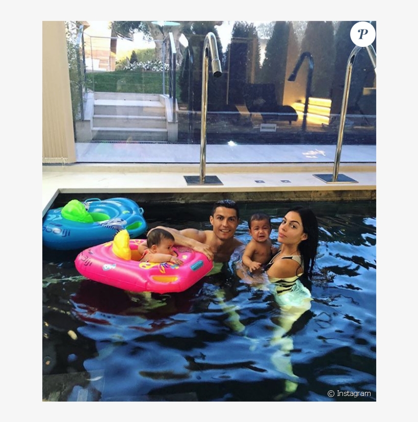Georgina Rodriguez Et Cristiano Ronaldo Avec Les Jumeaux - Ronaldo Family 8 2018, transparent png #6332509