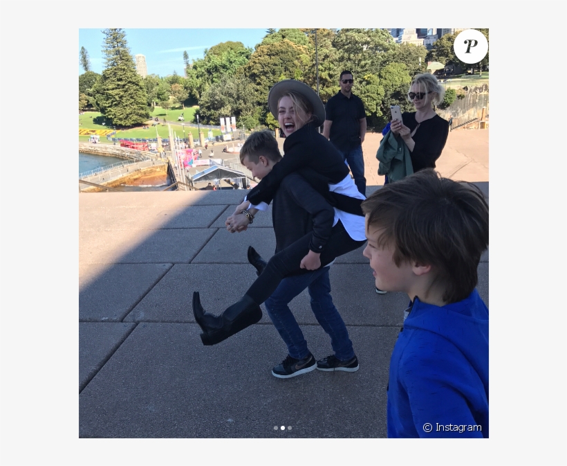 Amber Heard S'amusant Avec Les Fils De Son Compagnon - Эмбер Херд И Илон Маска, transparent png #643363