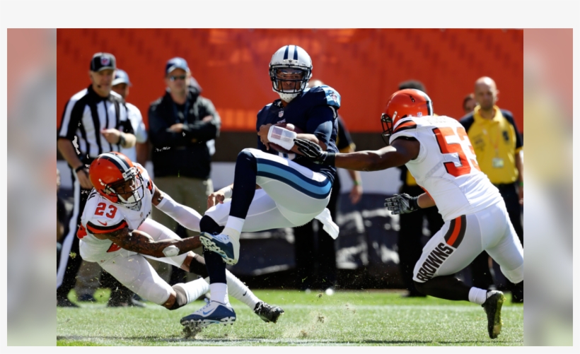 Tennessee Titans Qb Marcus Mariota, Center, Is Tackled - Sprint Football, transparent png #7958533