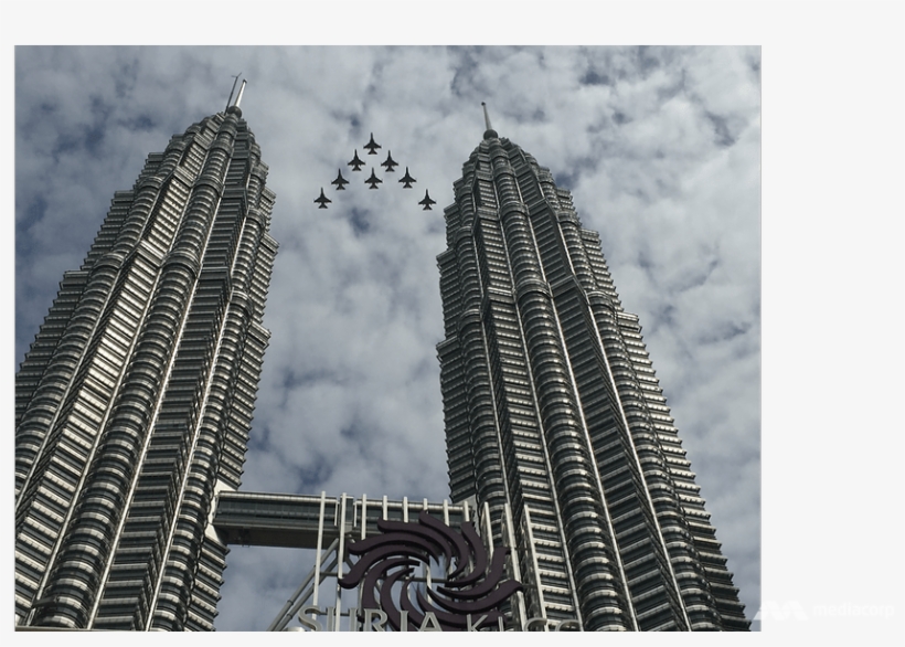 South Korea's Black Eagles Perform Fly-by Over Kuala - Petronas Twin Towers, transparent png #8893531