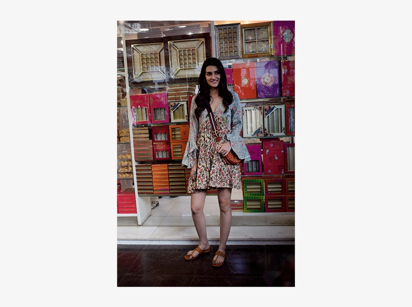 Kriti Sanon Indulges In Some Sweets At A Sweet Shop - Girl, transparent png #9434082