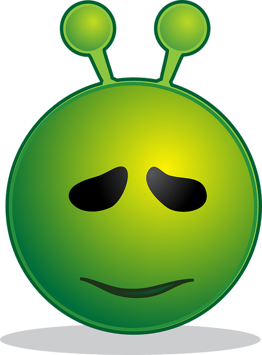 Smiling Green Extraterrestrials With Unfortunate Clippings - Smiley Alien (444x600), Png Download