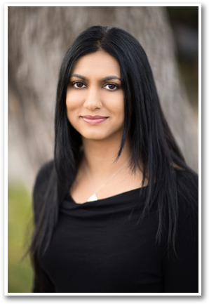 Sabaa - Ember In The Ashes Author (305x448), Png Download