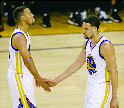 Stephen Curry Y Klay Thompson Encabezaron La Ofensiva - Basketball Player (667x375), Png Download