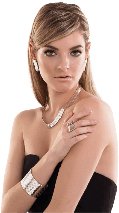 Descubre Las Mejores Piezas De Joyería Labradas A Mano - Photo Shoot (365x436), Png Download