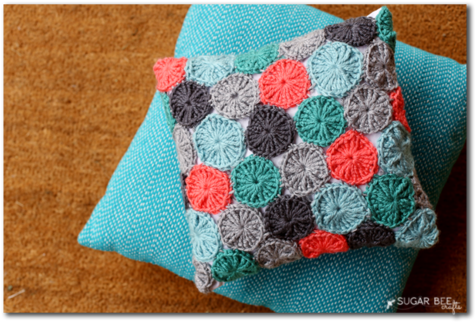 Yo-yo Crochet Pillow - Crochet Pillow Designs (500x333), Png Download