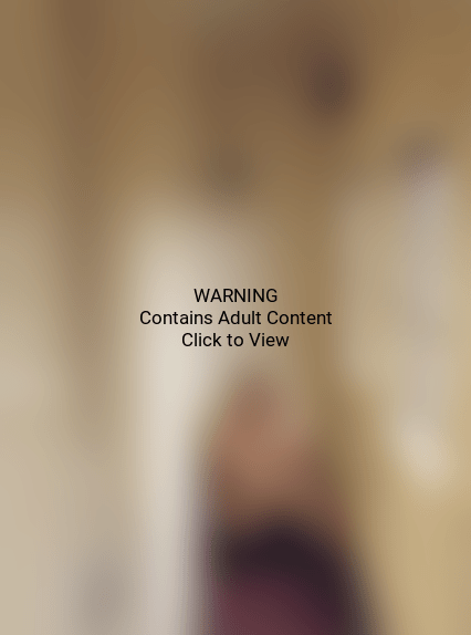 Gigi Hadid Nude - Nudity (426x574), Png Download
