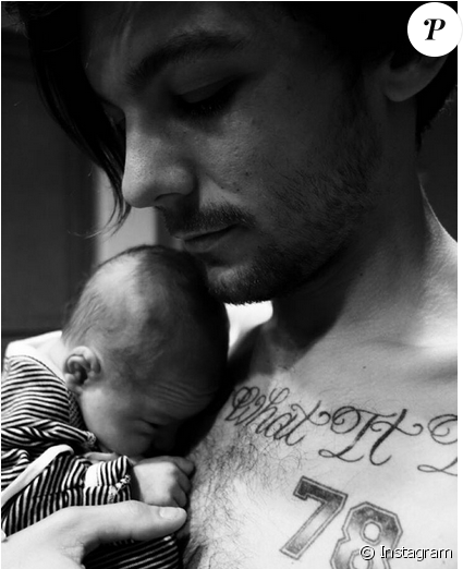 Louis Tomlinson Pose Avec Son Fils Freddie Reign - Louis Tomlinson And Baby Freddie (637x521), Png Download