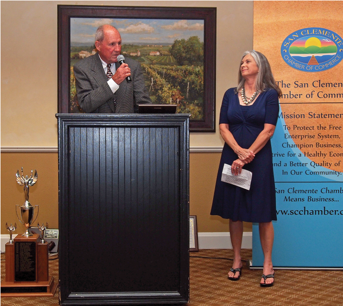 Don Glasgow Takes The Mic After Being Introduced By - Speech (1000x600), Png Download