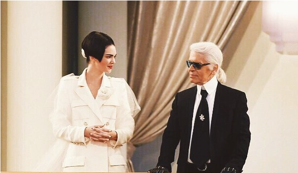 Kendall Jenner Y Karl Lagerfeld Se Saludan Al Final - Kendall Jenner Runway Coco Chanel (790x444), Png Download