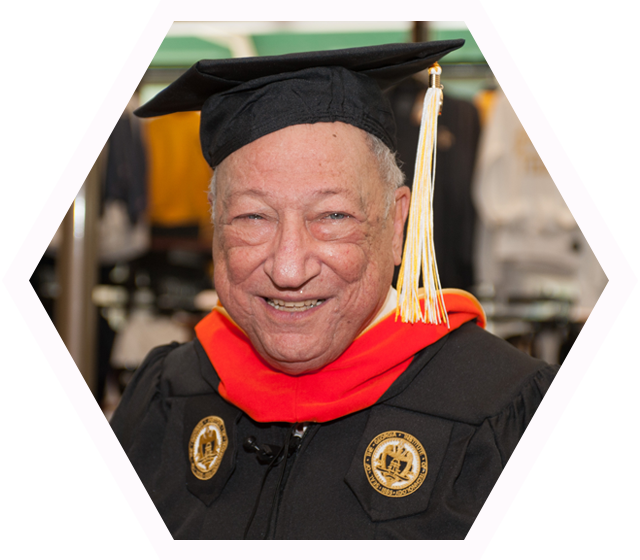 Abuelo En La Universidad (640x560), Png Download