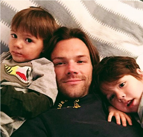 Jared Padalecki Au Côté De Ses Deux Fils, Austin Et - Jared Padalecki And His Family (1200x630), Png Download