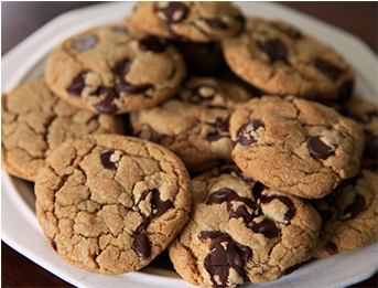 Plate Of Chocolate Chip Cookies - Plate Of Warm Cookies (620x260), Png Download