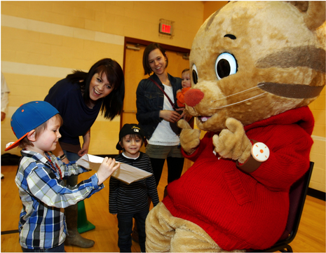 A Young Neighbor Shows His Artwork To Daniel Tiger - Mascot (640x360), Png Download