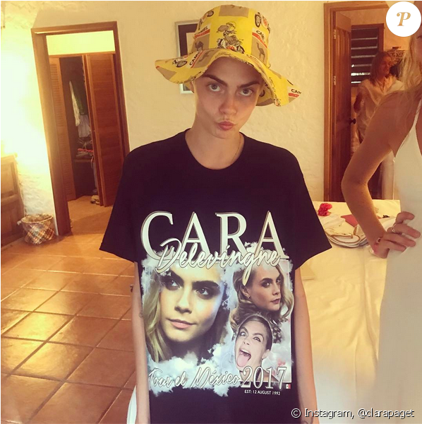 Photo De Cara Delevingne Et Ses Amies En Vacances Au - Cara Delevingne Bucket Hat (950x599), Png Download