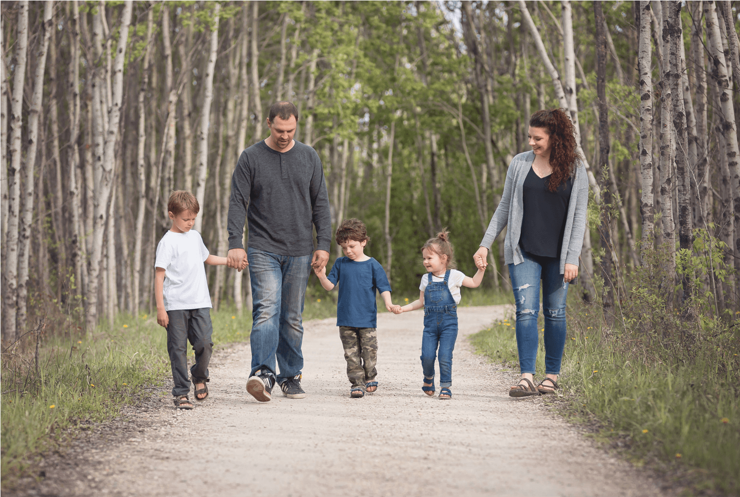 Family Walking In Forrest (1000x973), Png Download
