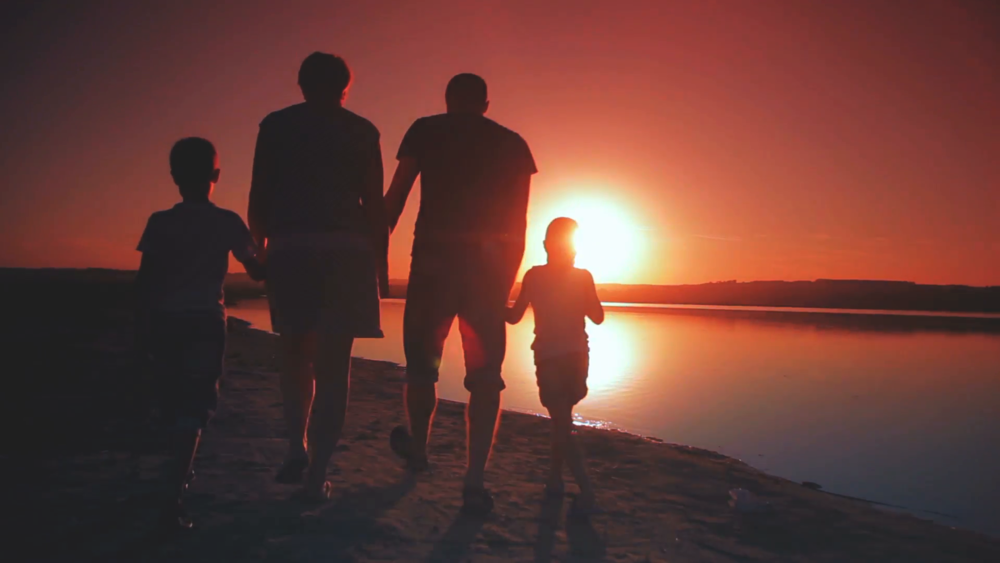 4 Person Family Walking On The Beach Holding (1000x563), Png Download