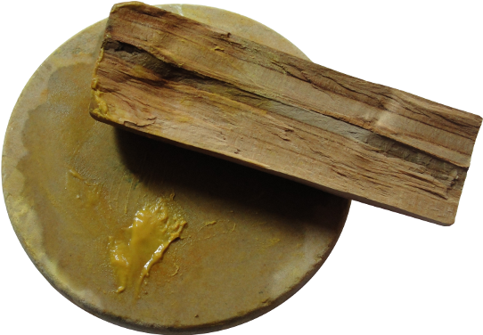 Sandalwood Chip And Grinding Stone - Sandalwood (587x416), Png Download