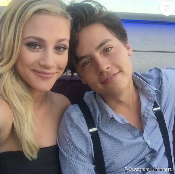 Lili Reinhart Et Cole Sprouse Seraient En Couple - Cole Sprouse And Lili Reinhart Hawaii (950x576), Png Download