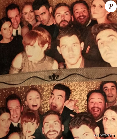 Nick Jonas Ainsi Que Son Frère Joe Accompagné De Sa - Joe Jonas (950x585), Png Download