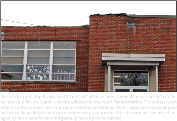 Just Above That Window Are Buckles In The Flashing - Massachusetts (600x417), Png Download