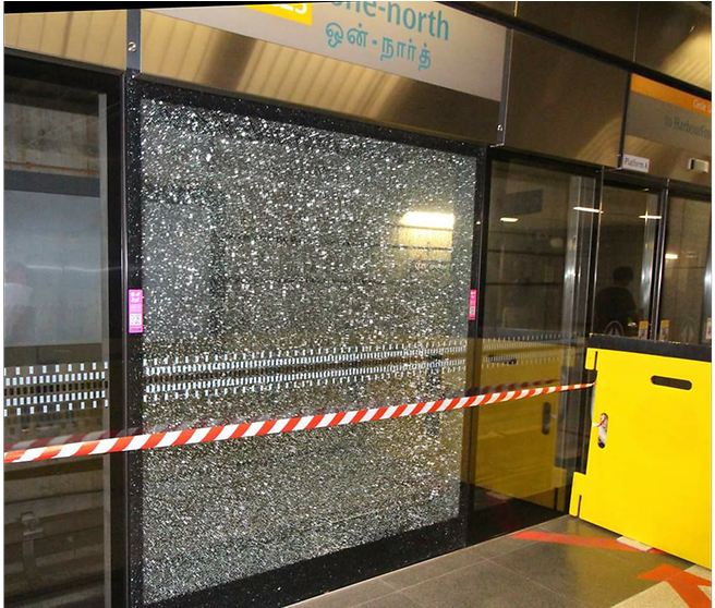 Cracked Glass Panel At Circle Line Station Caused By - November 17 (991x557), Png Download