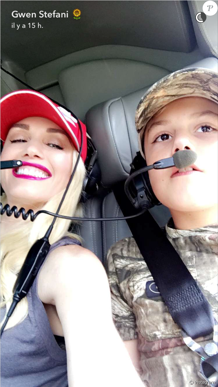 Gwen Stefani Célébrant Le 10e Anniversaire De Son Fils - Kingston Rossdale Blake Shelton (950x1280), Png Download