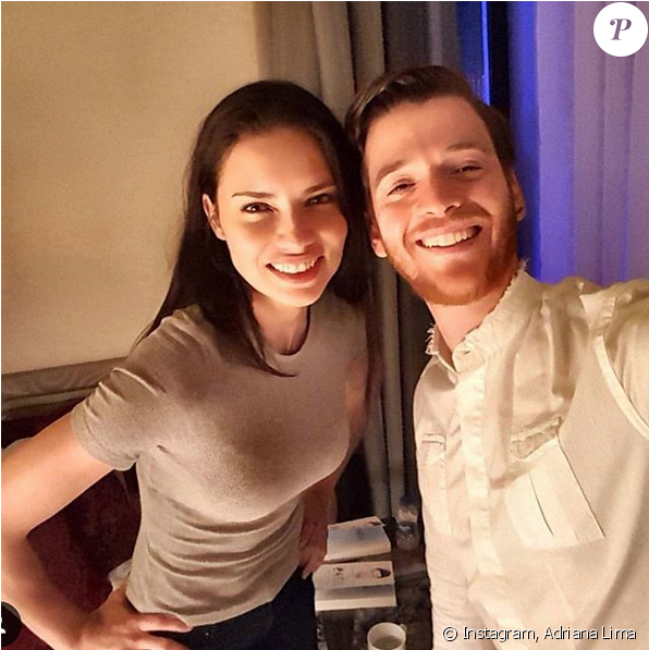 Adriana Lima Et Son Compagnon Metin Hara - Adriana Lima Friend (950x596), Png Download