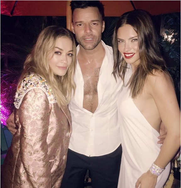 Rita Ora, Ricky Martin Et Adriana Lima À La Soirée - Ricky Martin At Art Basel Miami 2017 (950x599), Png Download