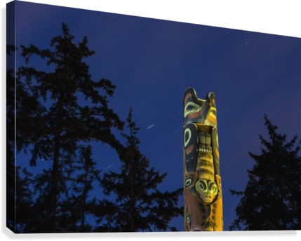 A Large Totem Pole Lit Up At Night In Sitka National - Totem Poles Totem Night (429x344), Png Download