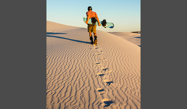 Man Walking With Sandboard - Man (600x350), Png Download