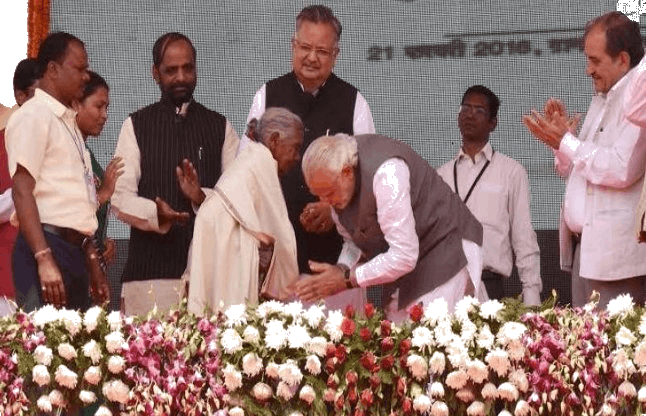 Image Of Kunwar Bai With Pm Narendra Bhai Modi - Kunwar Bai Modi (646x416), Png Download