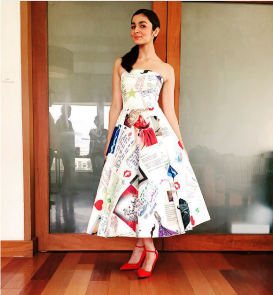 Alia Bhatt Crepe Printed Doodle Dress - Alia Bhatt With Dress (300x450), Png Download