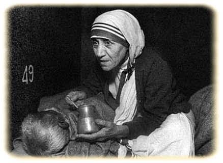 Madre Teresa Di Calcutta - Mother Teresa Helping The Leprosy (450x332), Png Download