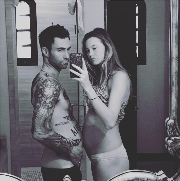 Adam Levine Semble Avoir Pris Du Ventre Pendant La - Adam Levine Behati Prinsloo Baby Bump (950x576), Png Download
