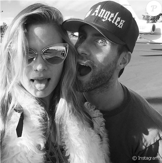 Adam Levine Et Sa Femme Behati Prinsloo Sur Le Tarmac - Adam Levine And Behati Prinsloo Selfie (950x524), Png Download