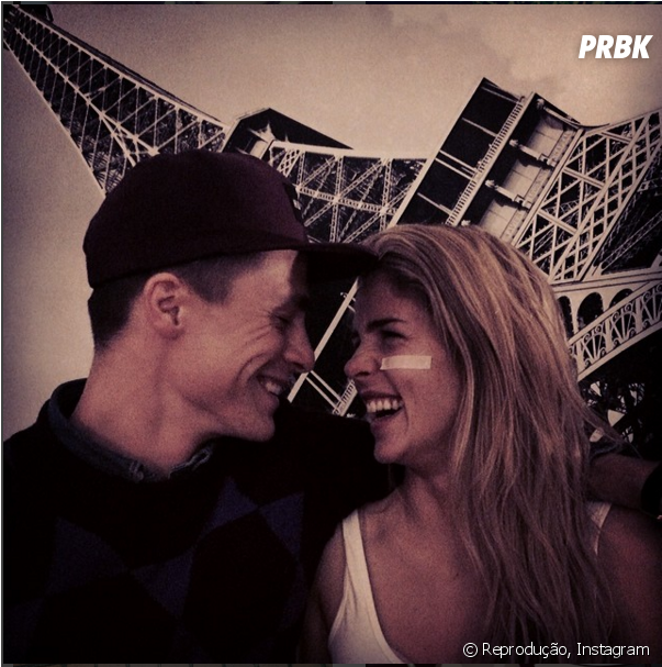 Emily Bett Rickards Publica Foto Ao Lado Do Namorado, - Eiffel Tower (950x606), Png Download