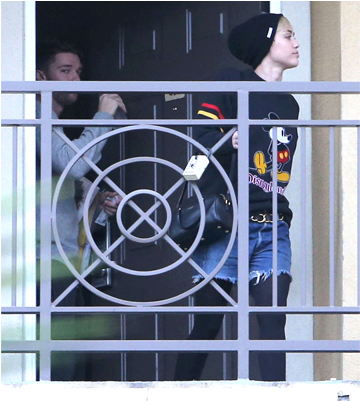 Miley Cyrus And Patrick Schwarzenegger Rekindle Old - Miley Cyrus (674x400), Png Download