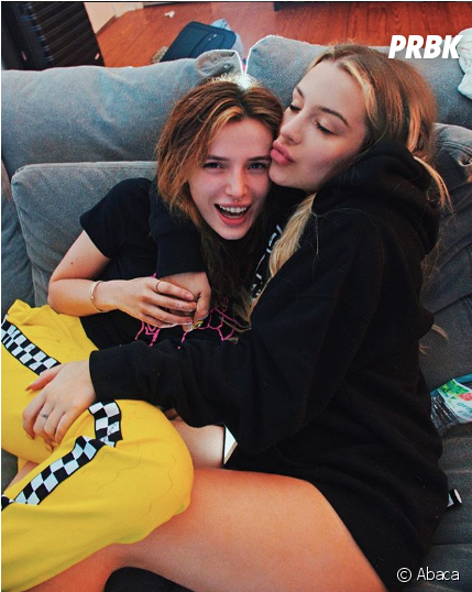 Bella Thorne En Couple Avec L'influenceuse Tana Mongeau - Bella Thorne And Tana Mongeau (950x537), Png Download