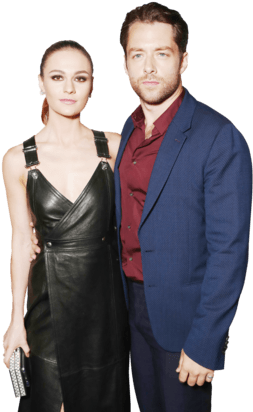 Outlander Stars Sophie Skelton And Richard Rankin On - Sophie Skelton And Richard Rankin Dating (330x412), Png Download