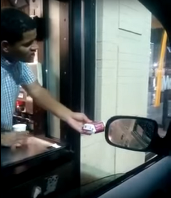 Prometió Regalarle Comida A Un Indigente, Pero Le Tiró - Mcdonalds Atendente Negro (1140x640), Png Download